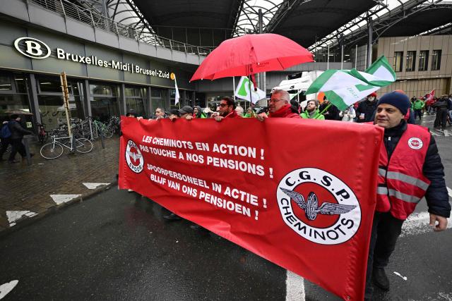 Members of the Belgian Union CGSP Cheminots - ACOD spoor, take part in a march outside of the Gare du Midi - Zuidstation (Brussels South) on the first day of a 72 hours national strike called by trade unions of railway public transport, in Brussels, on November 24, 2025. Trains cancelled, flights cancelled, nurseries closed: Belgium is preparing on November 24 for three days of strikes against the reforms planned by the De Wever government. (Photo by DIRK WAEM / Belga / AFP) / Belgium OUT