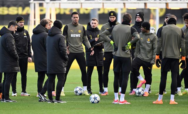 Dortmund's Croatian head coach Niko Kovac talks to his players during a training session in Dortmund, western Germany on November 24, 2025, on the eve of the UEFA Champions League, league phase - Day 5 football match, Borussia Dortmund v Villarreal CF. (Photo by Ina FASSBENDER / AFP)