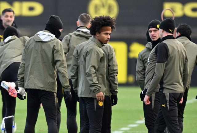 Dortmund's German forward #27 Karim Adeyemi (C) warms up during a training session in Dortmund, western Germany on November 24, 2025, on the eve of the UEFA Champions League, league phase - Day 5 football match, Borussia Dortmund v Villarreal CF. (Photo by Ina FASSBENDER / AFP)