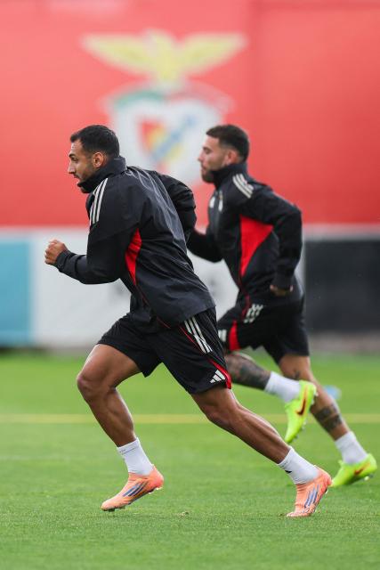 Benfica’s Greek forward #14 Vangelis Pavlidis (L) and teammates take part in a training session at Benfica Campus training center in Seixal, outskirts of Lisbon, on November 24, 2025 on the eve of their UEFA Champions League football match against Ajax. (Photo by PATRICIA DE MELO MOREIRA / AFP)