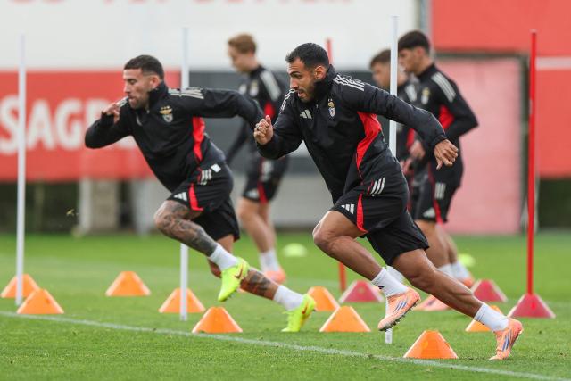 Benfica’s Greek forward #14 Vangelis Pavlidis (R) and teammates take part in a training session at Benfica Campus training center in Seixal, outskirts of Lisbon, on November 24, 2025 on the eve of their UEFA Champions League football match against Ajax. (Photo by PATRICIA DE MELO MOREIRA / AFP)