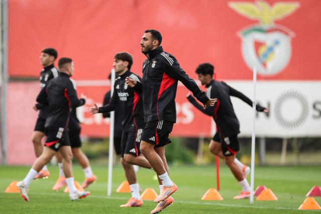 Benfica’s Greek forward #14 Vangelis Pavlidis and teammates take part in a training session at Benfica Campus training center in Seixal, outskirts of Lisbon, on November 24, 2025 on the eve of their UEFA Champions League football match against Ajax. (Photo by PATRICIA DE MELO MOREIRA / AFP)