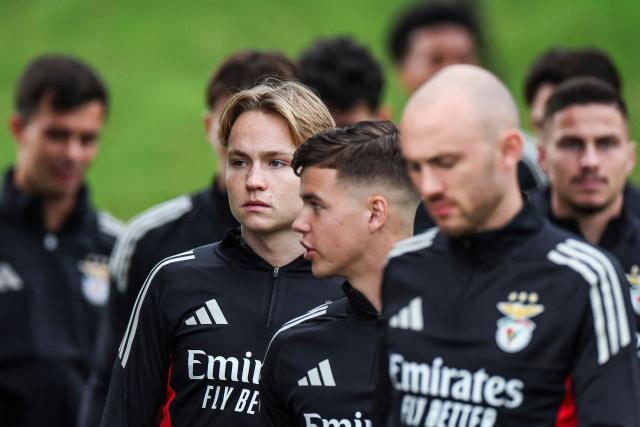 Benfica’s Norwegian forward #21 Andreas Schjelderup and teammates take part in a training session at Benfica Campus training center in Seixal, outskirts of Lisbon, on November 24, 2025 on the eve of their UEFA Champions League football match against Ajax. (Photo by PATRICIA DE MELO MOREIRA / AFP)
