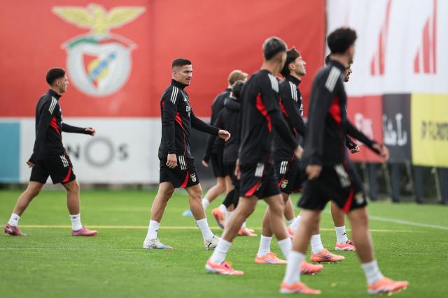 Benfica’s Croatian forward #9 Franjo Ivanovic and teammates take part in a training session at Benfica Campus training center in Seixal, outskirts of Lisbon, on November 24, 2025 on the eve of their UEFA Champions League football match against Ajax. (Photo by PATRICIA DE MELO MOREIRA / AFP)