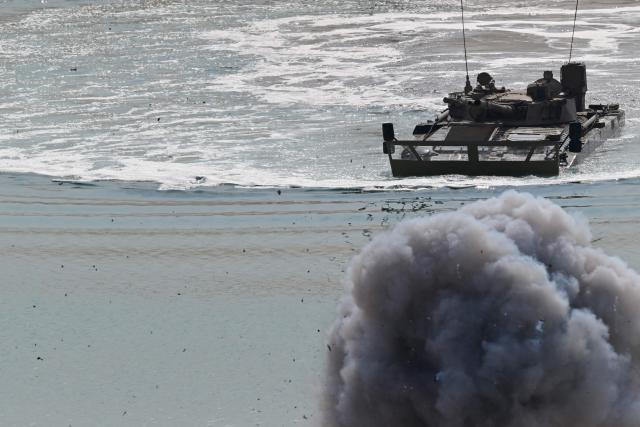 Special Forces take part during a joint military exercise by the French and Emirati forces in the Abu Dhabi desert as part of GULF-25 in Abu Dhabi on November 24, 2025. (Photo by Giuseppe CACACE / AFP)