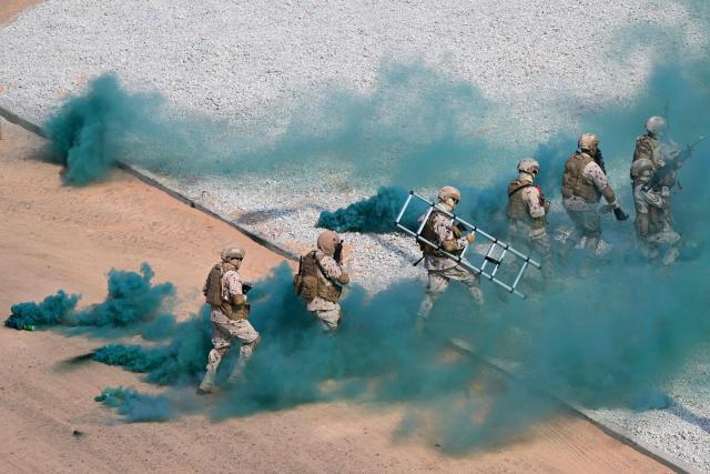 Special forces take part during a joint military exercise by the French and Emirati forces in the Abu Dhabi desert as part of GULF-25 in Abu Dhabi on November 24, 2025. (Photo by Giuseppe CACACE / AFP)