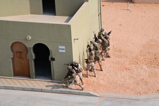 Members of the Special Forces take part during a joint military exercise by the French and Emirati forces in the Abu Dhabi desert as part of GULF-25 in Abu Dhabi on November 24, 2025. (Photo by Giuseppe CACACE / AFP)