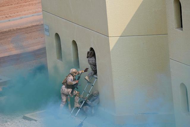 Members of the Special Forces take part during a joint military exercise by the French and Emirati forces in the Abu Dhabi desert as part of GULF-25 in Abu Dhabi on November 24, 2025. (Photo by Giuseppe CACACE / AFP)