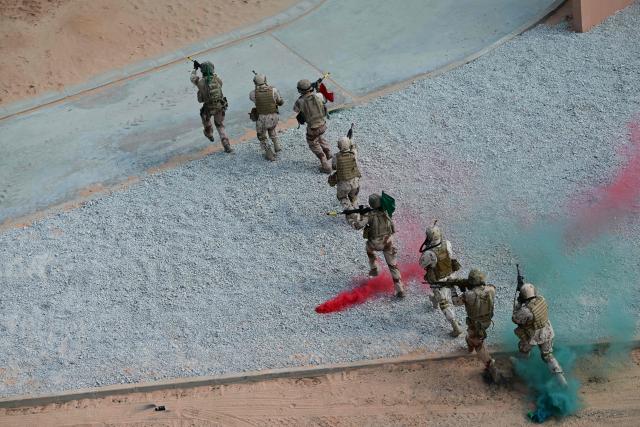 Members of the Special Forces take part during a joint military exercise by the French and Emirati forces in the Abu Dhabi desert as part of GULF-25 in Abu Dhabi on November 24, 2025. (Photo by Giuseppe CACACE / AFP)