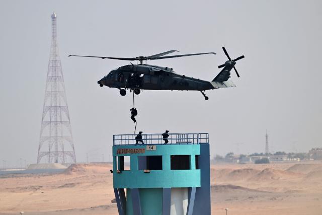 Members of the Special Forces take part during a joint military exercise by the French and Emirati forces in the Abu Dhabi desert as part of GULF-25 in Abu Dhabi on November 24, 2025. (Photo by Giuseppe CACACE / AFP)