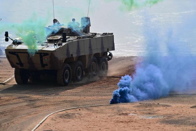 Special Forces take part during a joint military exercise by the French and Emirati forces in the Abu Dhabi desert as part of GULF-25 in Abu Dhabi on November 24, 2025. (Photo by Giuseppe CACACE / AFP)