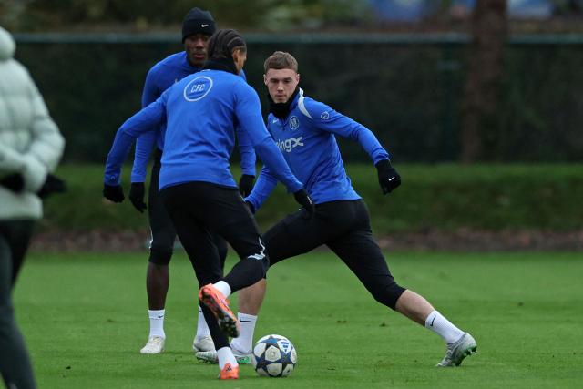 Chelsea's English midfielder #10 Cole Palmer (C) takes part in a team training session at the Chelsea training ground in Cobham, west of London on November 24, 2025, on the eve of their UEFA Champions League league phase football match against Barcelona. (Photo by Adrian Dennis / AFP)