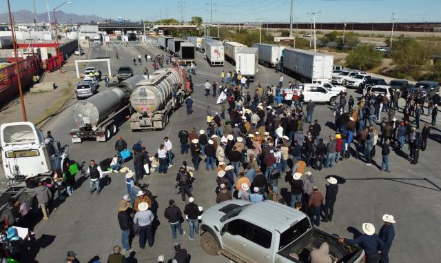 This aerial view shows truckers carrying export goods to the United States during a demonstration as part of the national farmers' strike at the Zaragoza-Ysleta International Bridge in Ciudad Juarez, Chihuahua State, Mexico on November 24, 2025. (Photo by HERIKA MARTINEZ / AFP)