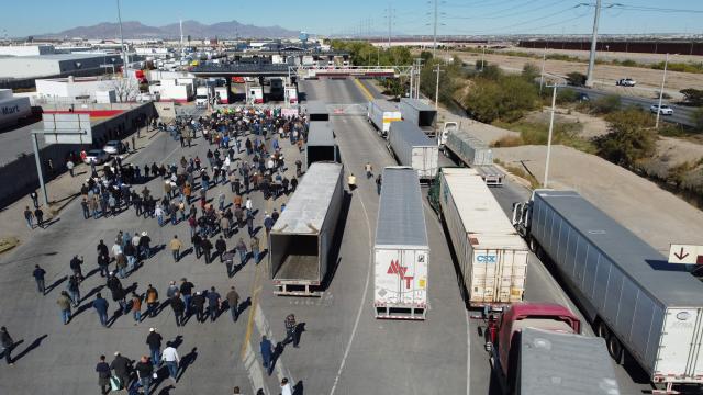 This aerial view shows truckers carrying export goods to the United States during a demonstration as part of the national farmers' strike at the Zaragoza-Ysleta International Bridge in Ciudad Juarez, Chihuahua State, Mexico on November 24, 2025. (Photo by HERIKA MARTINEZ / AFP)