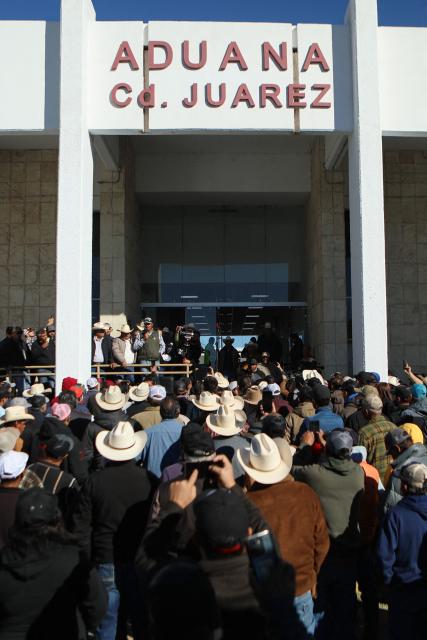 Farmers participate in a protest at Customs offices in Ciudad Juarez during the national farmers' strike at the Zaragoza-Ysleta International Bridge in Ciudad Juarez, Chihuahua State, Mexico on November 24, 2025. (Photo by HERIKA MARTINEZ / AFP)
