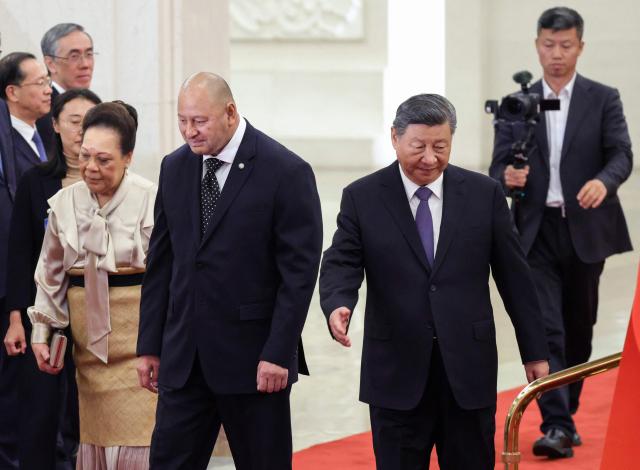 Tonga's King Tupou VI (C), his wife Queen Nanasipau'u Tuku?aho and China’s President Xi Jinping attend a welcoming ceremony at the Great Hall of the People in Beijing on November 25, 2025. (Photo by Maxim Shemetov / POOL / AFP)