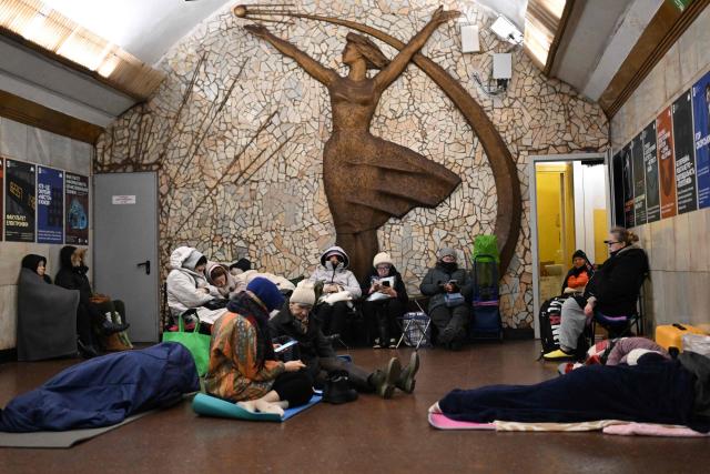 People take shelter at a metro station during an air attack in Kyiv on November 25, 2025, amid the Russian invasion of Ukraine. Russia's overnight bombardment of the Ukrainian capital killed two people and wounded six others, the state emergency services announced before dawn on November 25, 2025. (Photo by Sergei GAPON / AFP)