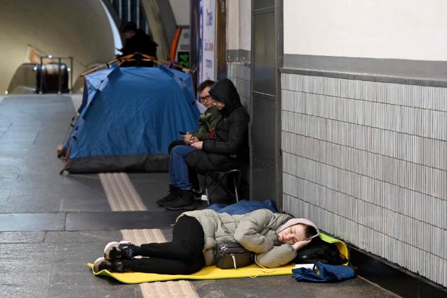People take shelter at a metro station during an air attack in Kyiv on November 25, 2025, amid the Russian invasion of Ukraine. Russia's overnight bombardment of the Ukrainian capital killed two people and wounded six others, the state emergency services announced before dawn on November 25, 2025. (Photo by Sergei GAPON / AFP)