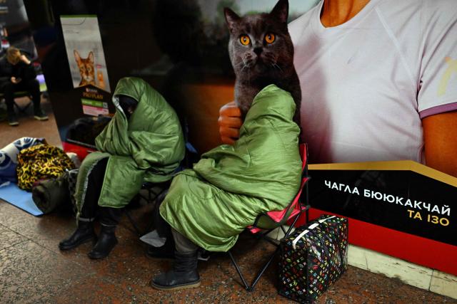 People take shelter at a metro station during an air attack in Kyiv on November 25, 2025, amid the Russian invasion of Ukraine. Russia's overnight bombardment of the Ukrainian capital killed two people and wounded six others, the state emergency services announced before dawn on November 25, 2025. (Photo by Sergei GAPON / AFP)