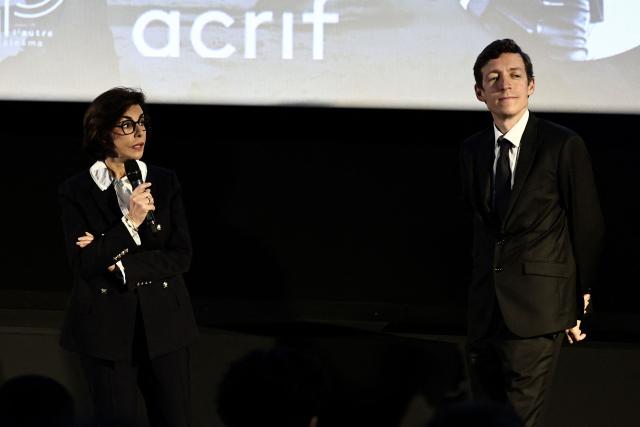 France's Education Minister Edouard Geffray (R) and France's Culture Minister Rachida Dati speak with students ahead of a school screening of the movie "Capitaines !" as part of their visit to the Cinemas du Palais movie theatre to unveil new measures promoting film education, in Creteil, Paris suburb on November 25, 2025. (Photo by Thibaud MORITZ / AFP)