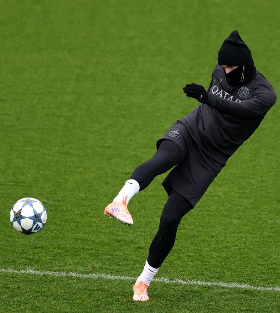 Paris Saint-Germain's Georgian forward #07 Khvicha Kvaratskhelia kicks the ball during a training session at the Campus Paris Saint-Germain in Poissy, in the western outskirts of Paris, on November 25, 2025, on the eve of the UEFA Champions League first round day 5 football match between Paris Saint-Germain and Tottenham Hotspur. (Photo by FRANCK FIFE / AFP)