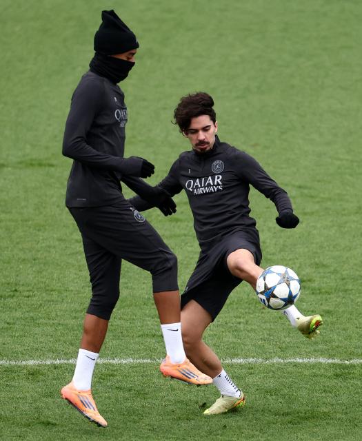 Paris Saint-Germain's Portuguese midfielder #17 Vitinha (R) fights for the ball with Paris Saint-Germain's French forward #29 Bradley Barcola during a training session at the Campus Paris Saint-Germain in Poissy, in the western outskirts of Paris, on November 25, 2025, on the eve of the UEFA Champions League first round day 5 football match between Paris Saint-Germain and Tottenham Hotspur. (Photo by FRANCK FIFE / AFP)