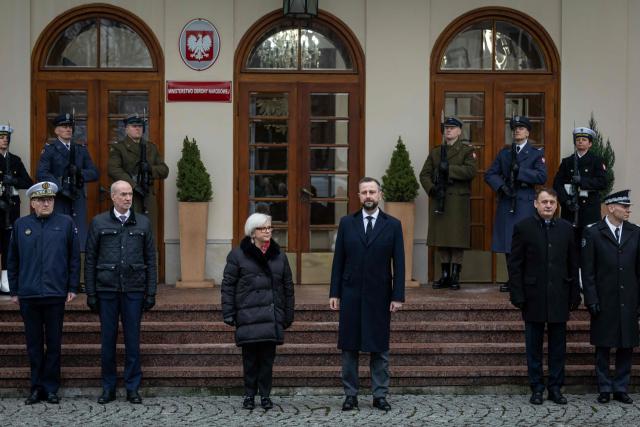 French Minister of the Armed Forces Catherine Vautrin (C-L) and Poland's Minister of Defence Wladyslaw Kosiniak-Kamysz (C-R) review an honor guard during an official welcoming ceremony in front of the ministry building in Warsaw, Poland, on November 25, 2025. (Photo by Wojtek RADWANSKI / AFP)