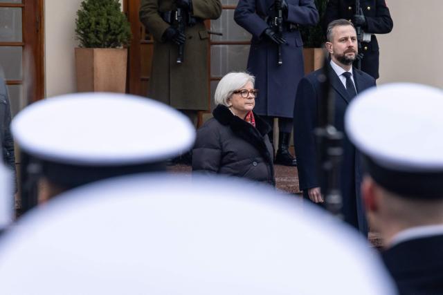 French Minister of the Armed Forces Catherine Vautrin (C) and Poland's Minister of Defence Wladyslaw Kosiniak-Kamysz (R) review an honor guard during an official welcoming ceremony in front of the ministry building in Warsaw, Poland, on November 25, 2025. (Photo by Wojtek RADWANSKI / AFP)