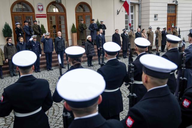 French Minister of the Armed Forces Catherine Vautrin (C-L) and Poland's Minister of Defence Wladyslaw Kosiniak-Kamysz (C-R) review an honor guard during an official welcoming ceremony in front of the ministry building in Warsaw, Poland, on November 25, 2025. (Photo by Wojtek RADWANSKI / AFP)