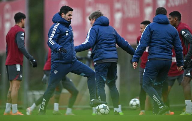 Arsenal's Spanish manager Mikel Arteta takes a team training session at the Arsenal Training centre in London Colney, north of London, on November 25, 2025, on the eve of their UEFA Champions League league phase football match against Bayern Munich.  (Photo by Ben STANSALL / AFP)