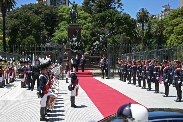 Israel's Foreign Minister Gideon Sa'ar (C-R) and Argentina's Secretary of International Economic Relations Fernando Brun take part in a wreath-laying ceremony in homage to Argentine national hero General Jose de San Martin in Buenos Aires on November 25, 2025. Sa'ar is in Argentina on official visit. (Photo by JUAN MABROMATA / AFP)
