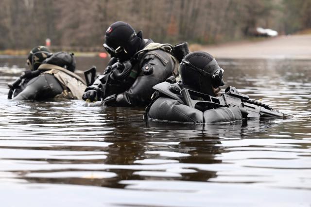 Combat divers from seven army engineering regiments and Belgian and Spanish partners take part in a live fire and explosives course to consolidate their combat diving skills during the River Shadows 25 military exercise, in Bitche, northeastern France, on November 25, 2025. (Photo by Jean-Christophe VERHAEGEN / AFP)