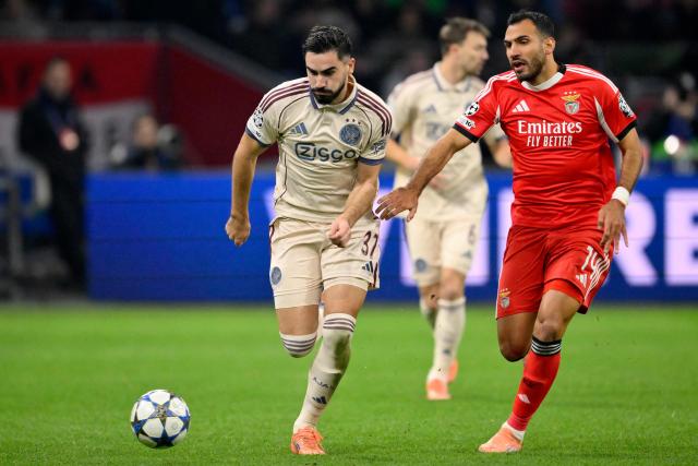 Ajax's Croatian defender #37 Josip Sutalo (L) vies with Benfica's Greek forward #14 Vangelis Pavlidis (R) during the UEFA Champions League, league phase day 5, football match between Ajax and Benfica at the Johan-Cruijff ArenA in Amsterdam on November 25, 2025. (Photo by JOHN THYS / AFP)