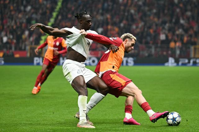 Royale Union Saint-Gilloise's Canadian forward #12 Promise David (L) and Galatasaray's Turkish midfielder #53 Bar?s Alper Y?lmaz fight for the ball during the UEFA Champions league, league phase - day 5, football match between Galatasaray SK and Union Saint-Gilloise (BEL) at the Rams Park stadium in Istanbul, on November 25, 2025. (Photo by OZAN KOSE / AFP)