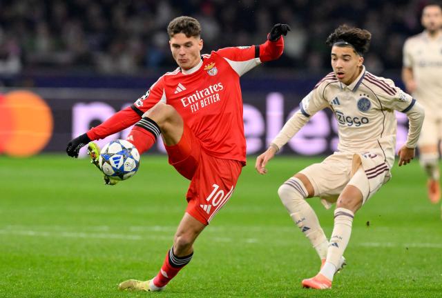 Benfica's Ukrainian midfielder Georgiy Sudakov (L) controls the ball in front of Ajax's Belgian midfielder #43 Rayane Bounida (R) during the UEFA Champions League, league phase day 5, football match between Ajax and Benfica at the Johan-Cruijff ArenA in Amsterdam on November 25, 2025. (Photo by JOHN THYS / AFP)