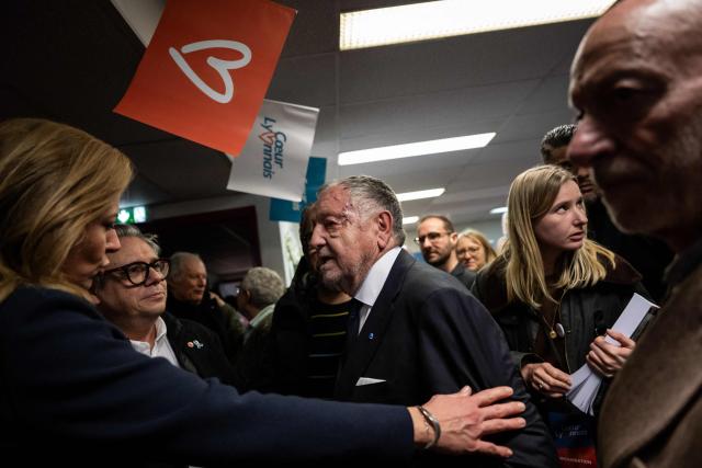 President of Business software publisher Cegid and Vice-President of French Football Federation (FFF) Jean-Michel Aulas (C) arrives for the inauguration of his campaign headquarters as he runs for Mayor of Lyon in France's 2026 municipal elections, in Lyon, central-eastern France, on November 25, 2025. (Photo by ARNAUD FINISTRE / AFP)