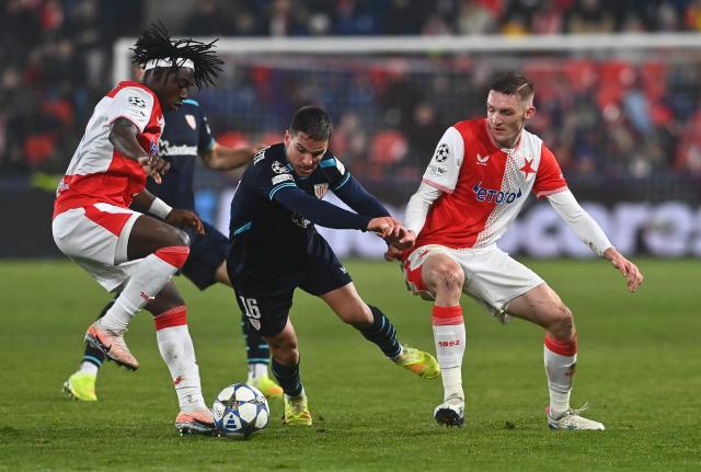 (L-R) Slavia Prague's Nigerian midfielder #16 David Moses, Athletic Bilbao's Spanish midfielder #16 Inigo Ruiz de Galarreta and Slavia Prague's Czech defender #02 Stepan Chaloupek vie for the ball during the UEFA Champions League league phase day 5 football match between Slavia Praha and Athletic Bilbao in Prague, on November 25, 2025. (Photo by Michal Cizek / AFP)
