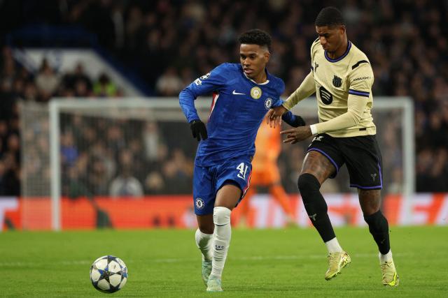 Chelsea's Brazilian midfielder #41 Estevao (L) vies with Barcelona's English forward #14 Marcus Rashford (R) during the UEFA Champions League league-phase football match between Chelsea and Barcelona at Stamford Bridge in London on November 25, 2025. (Photo by Adrian Dennis / AFP)