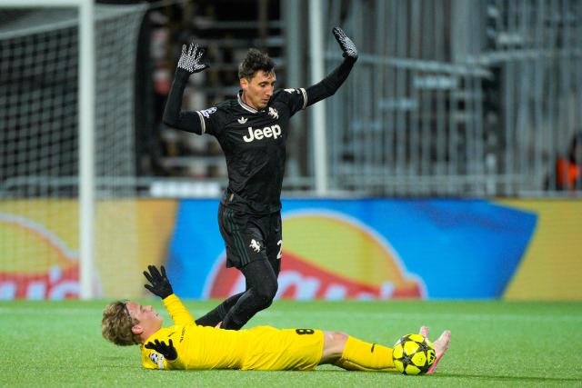Bodoe/Glimt's Norwegian midfielder #08 Sondre Auklend and Juventus' Italian defender #27 Andrea Cambiaso vie for the ball during the UEFA Champions League football match between Bodoe/Glimt and Juventus Turin in Bodoe, on November 25, 2025. (Photo by Stian Lysberg Solum / NTB / AFP) / Norway OUT