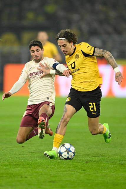 Dortmund's Portuguese forward #21 Fabio Silva (R) and Villarreal's Spanish midfielder #14 Santi Comesana vie for the ball during the UEFA Champions League league phase day 5 football match between Borussia Dortmund and Villareal CF in Dortmund, on November 25, 2025. (Photo by INA FASSBENDER / AFP)