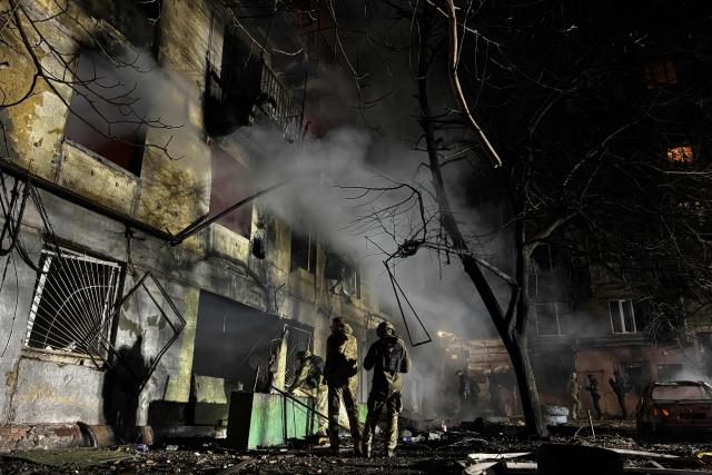 Law enforcement officers work in the courtyard of a damaged residential building following an air attack in Zaporizhzhia on November 25, 2025, amid the Russian invasion of Ukraine. (Photo by Darya NAZAROVA / AFP)