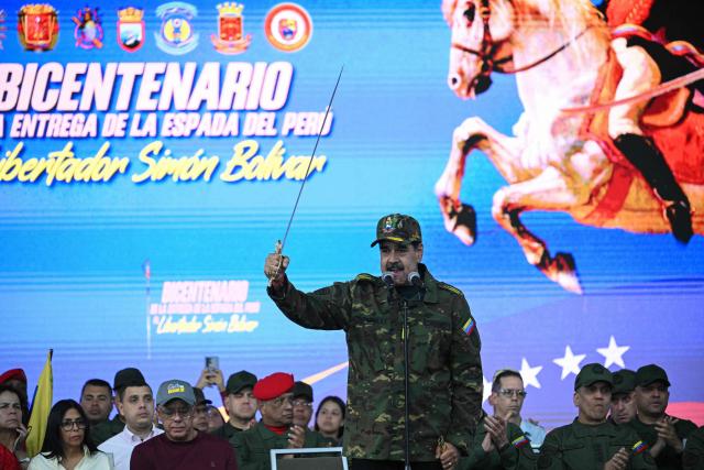 Venezuela’s President Nicolбs Maduro delivers a speech while holding Venezuelan independence hero Simуn Bolнvar’s “Sword of Peru” during a military ceremony at Fuerte Tiuna in Caracas, on November 25, 2025. (Photo by Federico PARRA / AFP)