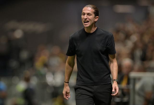 Flamengo's head coach Filipe Luis gestures during the Brasileirao Serie A football match between Atletico Mineiro and Flamengo at Arena MRV stadium in Belo Horizonte, Brazil on November 25, 2025. (Photo by DOUGLAS MAGNO / AFP)