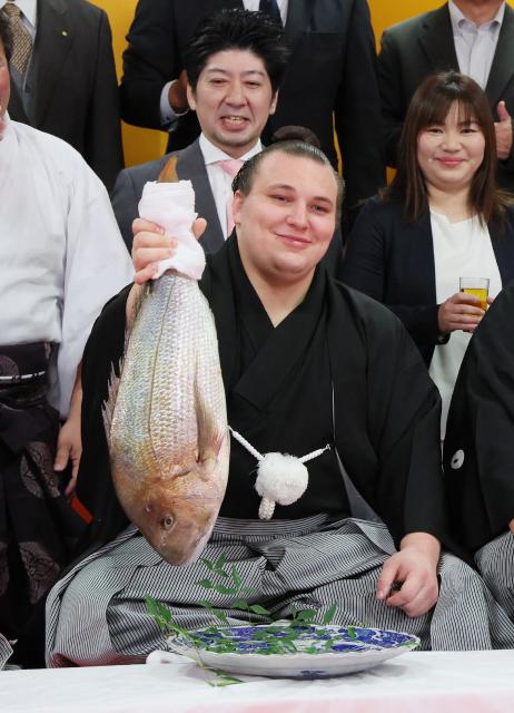 Ukrainian sumo wrestler Danylo Yavhusishyn (C), who is known by his ring name Aonishiki, celebrates after the ceremony announcing his promotion to ozeki in Kurume City, Fukuoka Prefecture on November 26, 2025. (Photo by JIJI Press / AFP) / Japan OUT