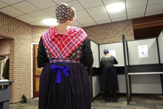 (FILES) Women vote in the parlimentary Dutch elections in Staphorston on July 9, 2010. Dutch voters cast ballots today for a new parliament with a centre-right party vowing to slash public spending ahead in the polls and an outspoken anti-immigrant party heading for a breakthrough. AFP PHOTO / ANOEK DE GROOT. All dressed alike, in blue headscarves and cardigans, pleated skirts, tights and black shoes, elderly women do their shopping on a Monday morning in a village less than two hours' drive from Amsterdam. This is a perfectly normal scene in Staphorst, a Dutch municipality in the north of the country that has remained faithful to Calvinism, where hundreds of women still wear traditional dress on a daily basis.
Staphorst is also proof that the far right in the Netherlands is far from defeated, despite Geert Wilders' narrow defeat in the October 2025 parliamentary elections, which were won by a very small margin by the centrists. (Photo by ANOEK DE GROOT / AFP)