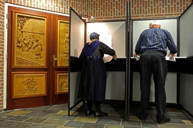 (FILES) People vote for the Dutch elections in Staphorston July 9, 2010. Dutch voters cast ballots today for a new parliament with a centre-right party vowing to slash public spending ahead in the polls and an outspoken anti-immigrant party heading for a breakthrough. AFP PHOTO / ANOEK DE GROOT. All dressed alike, in blue headscarves and cardigans, pleated skirts, tights and black shoes, elderly women do their shopping on a Monday morning in a village less than two hours' drive from Amsterdam. This is a perfectly normal scene in Staphorst, a Dutch municipality in the north of the country that has remained faithful to Calvinism, where hundreds of women still wear traditional dress on a daily basis.
Staphorst is also proof that the far right in the Netherlands is far from defeated, despite Geert Wilders' narrow defeat in the October 2025 parliamentary elections, which were won by a very small margin by the centrists. (Photo by ANOEK DE GROOT / AFP)