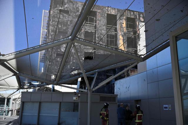 Firefighters are seen working outside Santa Lucia hospital in Cartagena, near Murcia, on November 26, 2025 shows after a large fire broke out. A large fire broke out at Santa Lucia hospital in the Spanish city of Cartagena, forcing staff to partly evacuate it, emergency services said, though no injuries were reported. (Photo by Jose JORDAN / AFP)