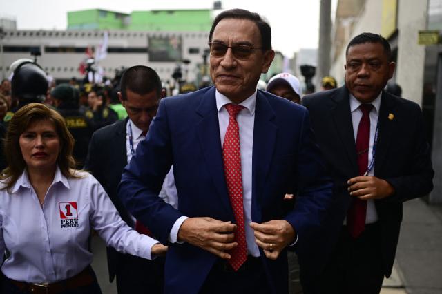 Peru's former president (2018-2020) Martin Vizcarra (C) arrives at the Carlos Zavala Loayza Judiciary Building in Lima on November 26, 2025, ahead of the verdict in his corruption trial. (Photo by ERNESTO BENAVIDES / AFP)