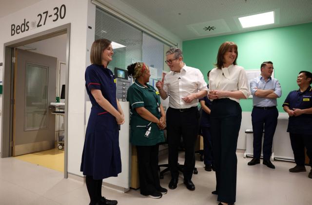 Britain's Chancellor of the Exchequer Rachel Reeves (3R),  Britain's Prime Minister Keir Starmer (C), and Britain's Health Secretary Wes Streeting (2R), talk to nursing staff during a visit to University College London Hospital in London, on November 26, 2025. (Photo by Adrian DENNIS / POOL / AFP)
