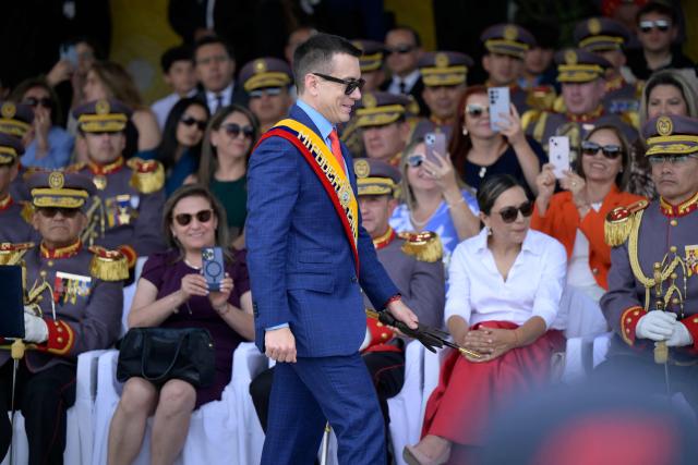Ecuador's President Daniel Noboa (C) attends the change of command ceremony for the Joint Command of the Armed Forces at the Eloy Alfaro Superior Military School on the outskirts of Quito on November 26, 2025. (Photo by Rodrigo BUENDIA / AFP)